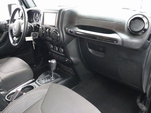 Used 2018 Jeep Wrangler Unlimited Sahara image 27