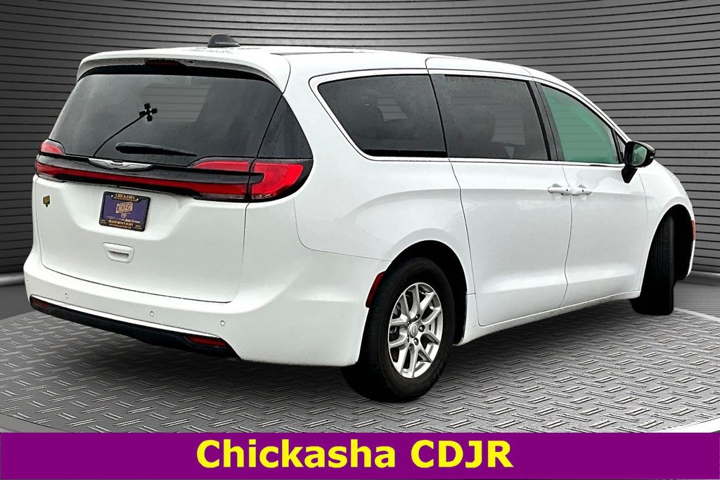 Used 2025 Chrysler Pacifica Select FWD image 6