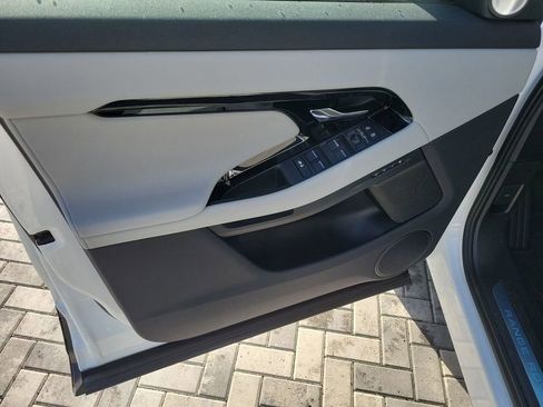 New 2026 Land Rover Range Rover Evoque Dynamic SE AWD/4WD image 23