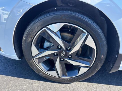 Used 2021 Hyundai Elantra Limited image 6