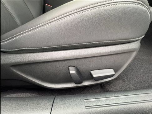 Used 2025 Genesis G70 2.5T RWD image 30