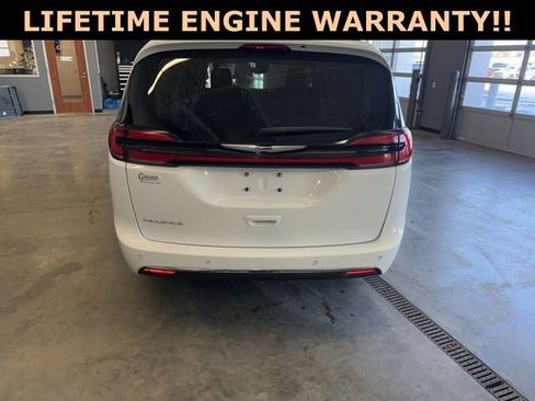 Certified 2024 Chrysler Pacifica Touring-L image 8