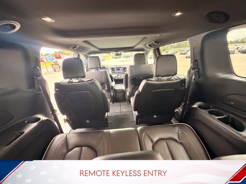 Used 2025 Chrysler Pacifica Limited AWD/4WD image 7