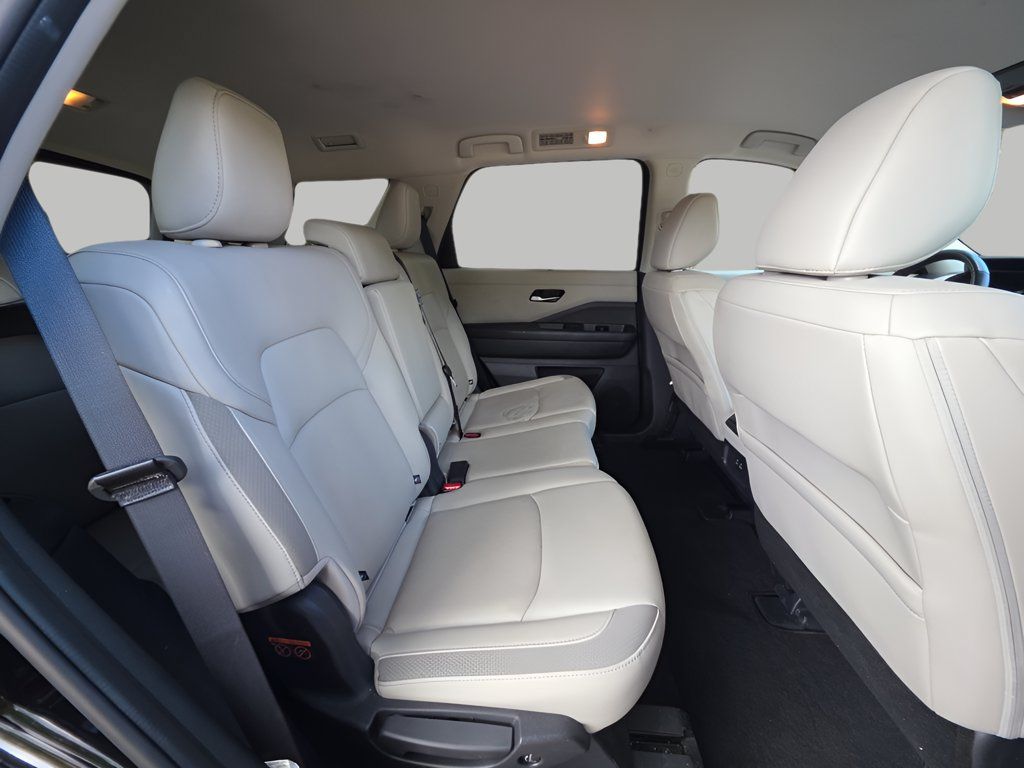 Used 2024 Nissan Pathfinder SL AWD/4WD image 9