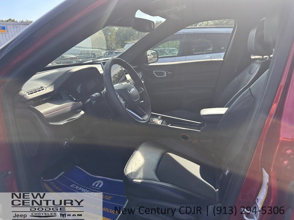 Used 2025 Jeep Compass Trailhawk AWD/4WD image 7