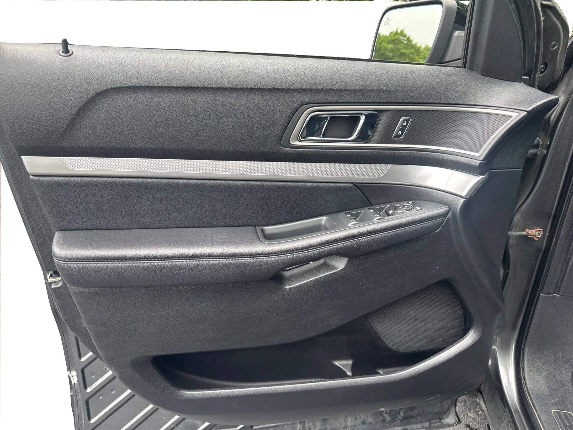 Used 2017 Ford Explorer XLT w/ Equipment Group 202A AWD/4WD image 24