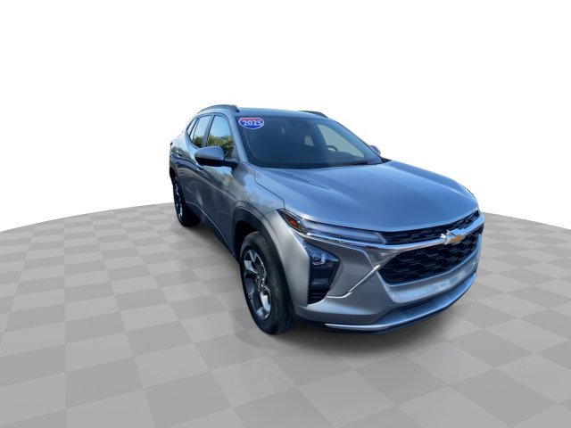 Used 2025 Chevrolet Trax LT w/ Sunroof Package FWD image 4