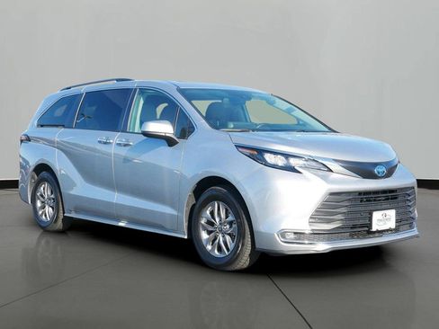Used 2024 Toyota Sienna XLE image 4