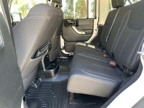 Used 2018 Jeep Wrangler Unlimited Sahara image 19