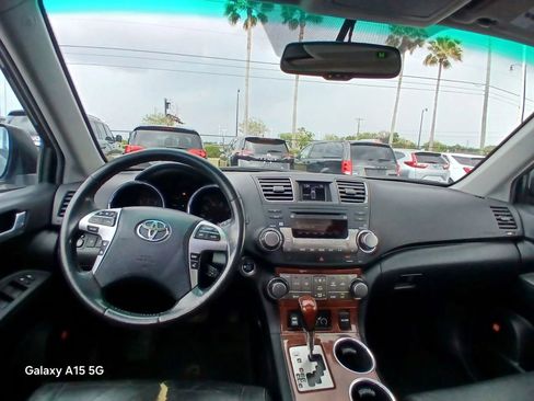 Used 2011 Toyota Highlander Limited w/ Tow Pkg image 24