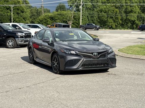 Used 2024 Toyota Camry SE FWD image 3