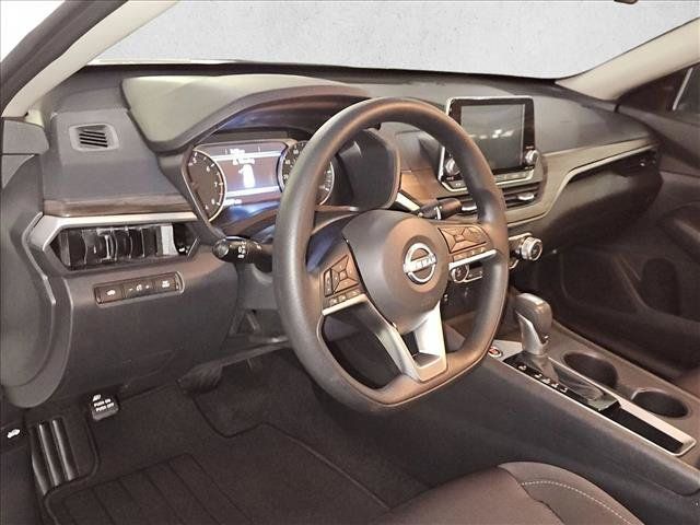 Used 2025 Nissan Altima 2.5 SV FWD image 9