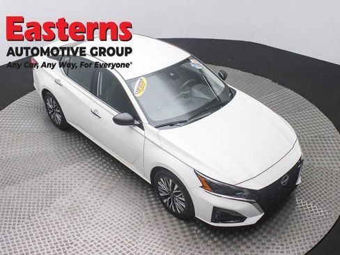 Used 2025 Nissan Altima 2.5 SV image 3