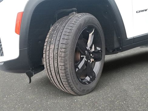 Certified 2024 Jeep Grand Cherokee Limited w/ Black Appearance Package image 31