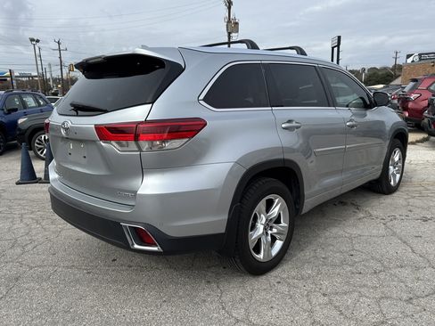 Used 2017 Toyota Highlander Limited image 3