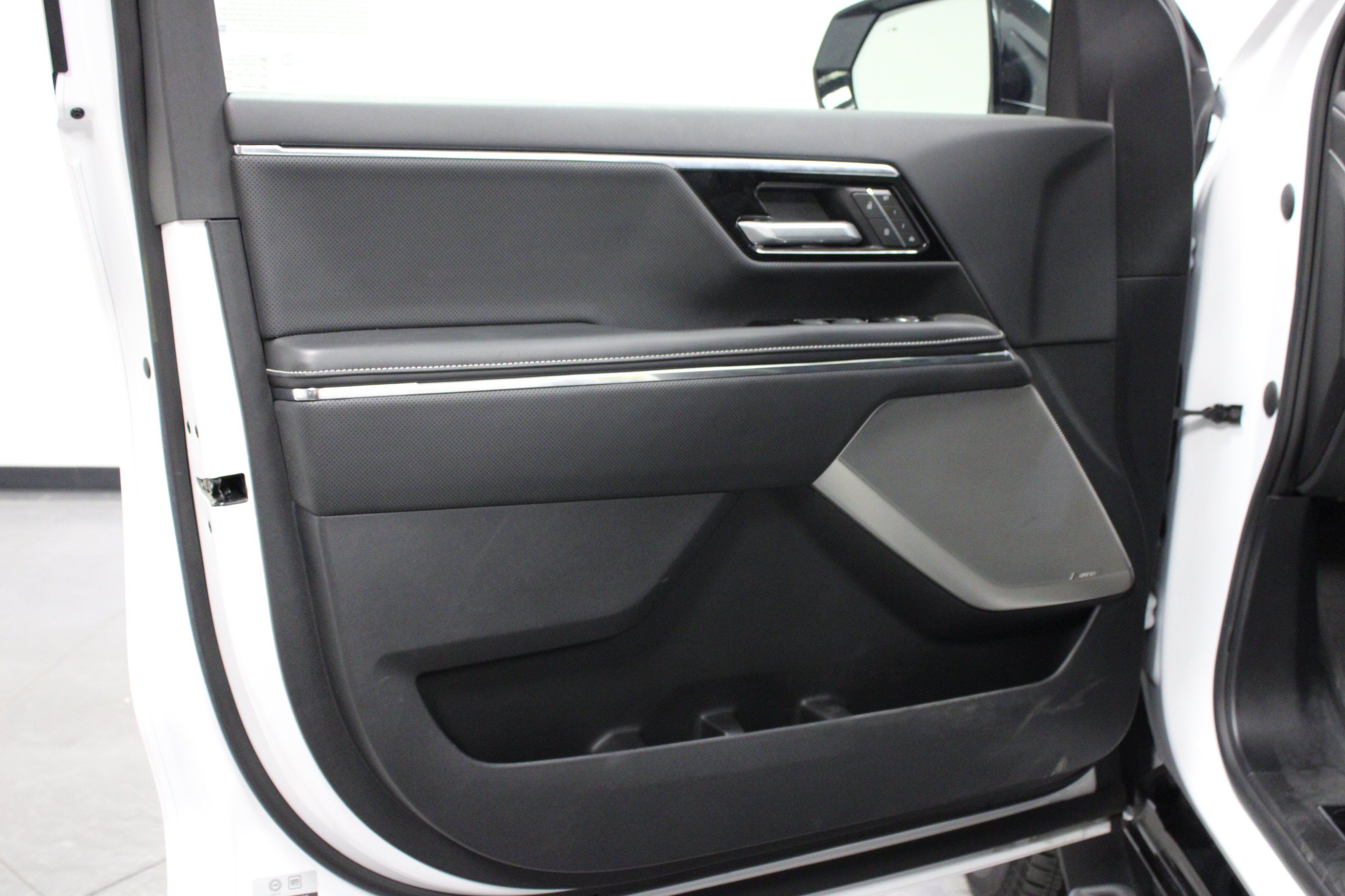 Used 2025 GMC Sierra EV Denali AWD/4WD image 11