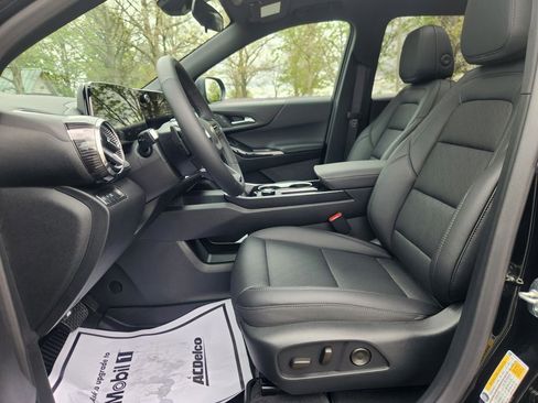 New 2026 Chevrolet Equinox LT w/ Convenience Package II FWD image 17