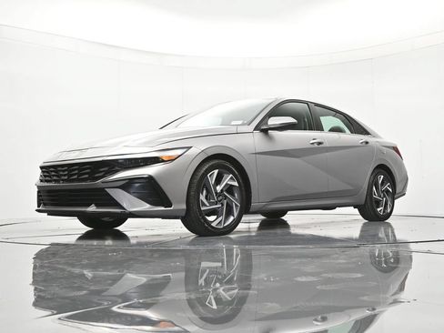 Used 2025 Hyundai Elantra Limited FWD image 39