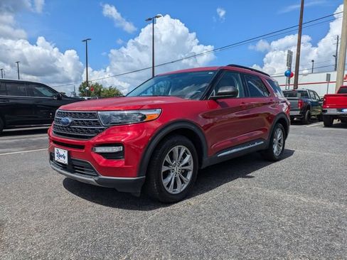Used 2023 Ford Explorer XLT w/ Equipment Group 202A RWD image 9