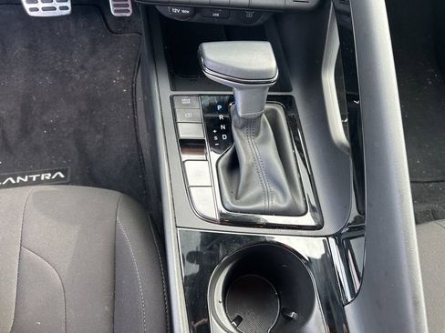 Used 2025 Hyundai Elantra SEL image 19