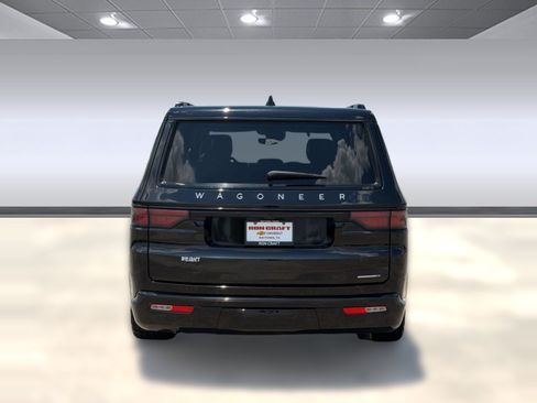 Used 2024 Jeep Wagoneer Series III w/ Premium Group I AWD/4WD image 10