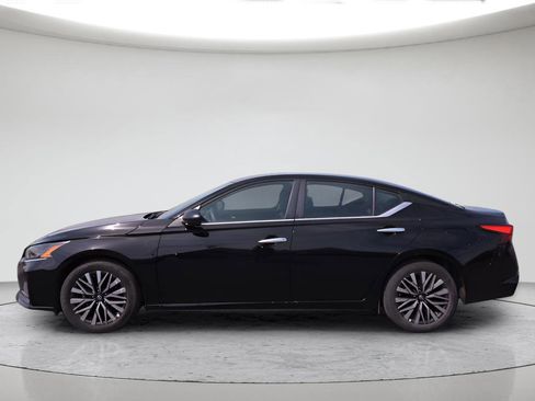 Used 2025 Nissan Altima 2.5 SV FWD image 2