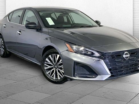 Used 2025 Nissan Altima 2.5 SV FWD image 1