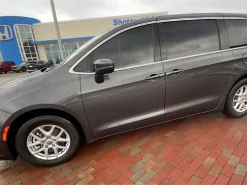 Used 2023 Chrysler Pacifica Touring-L image 6