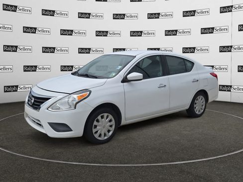 Used 2016 Nissan Versa SV FWD image 2
