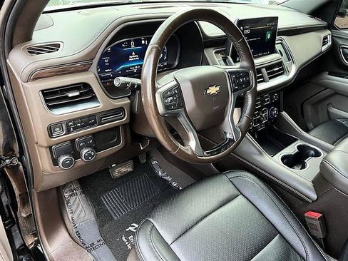 Used 2022 Chevrolet Suburban LT RWD image 14