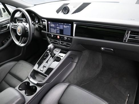 Certified 2025 Porsche Macan AWD/4WD image 32