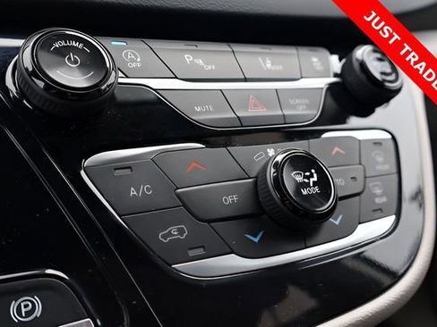 Used 2024 Chrysler Pacifica Touring-L image 40