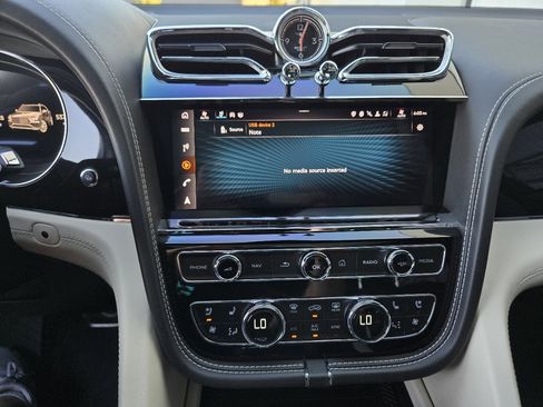Used 2022 Bentley Bentayga image 25
