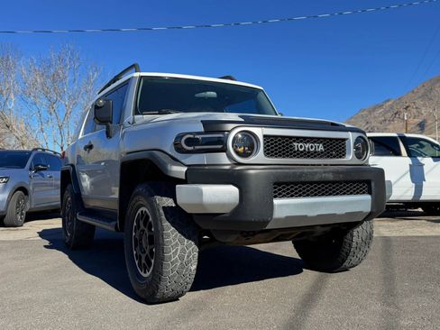 Used 2007 Toyota FJ Cruiser Sport Utility 2D image 1
