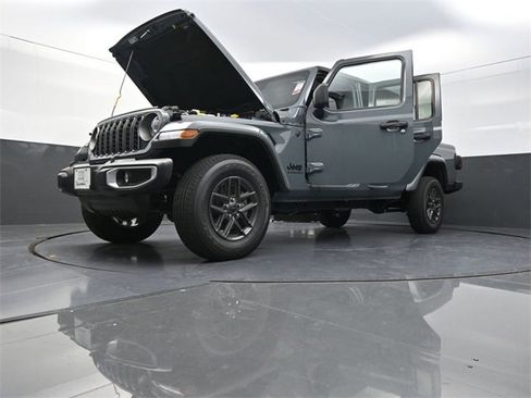 New 2025 Jeep Gladiator Sport image 27