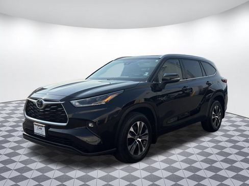 Used 2021 Toyota Highlander XLE AWD/4WD image 3