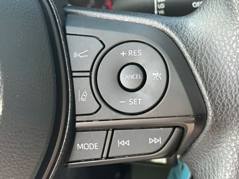Used 2020 Toyota RAV4 LE FWD image 16