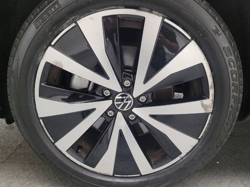 Used 2023 Volkswagen Taos SE w/ Panoramic Sunroof Package FWD image 31