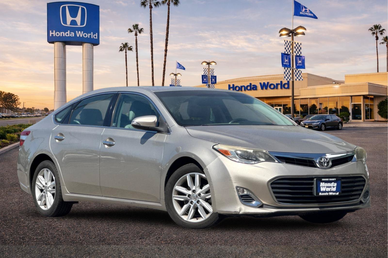 Used 2013 Toyota Avalon XLE Premium FWD image 2