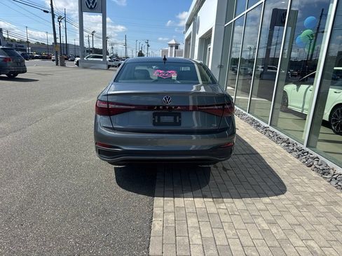 Used 2025 Volkswagen Jetta SE w/ Sunroof Package FWD image 4