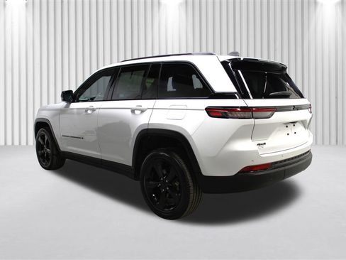 Used 2025 Jeep Grand Cherokee Altitude image 5