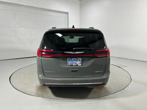 Used 2023 Chrysler Pacifica Limited FWD image 35