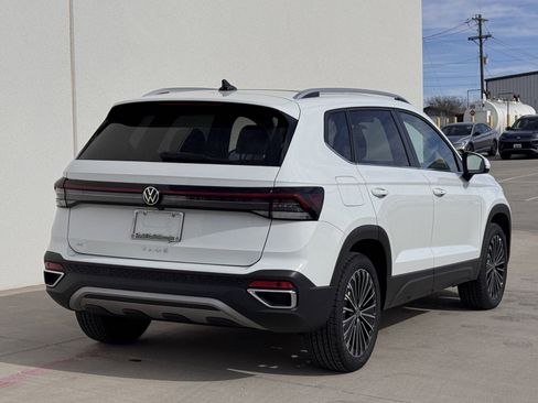 Used 2025 Volkswagen Taos SE image 4