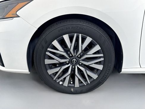 Used 2025 Nissan Altima 2.5 SV FWD image 38