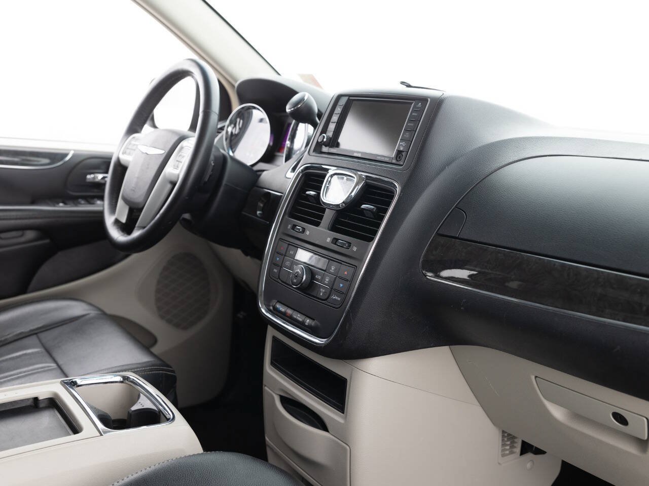 Used 2016 Chrysler Town & Country Touring FWD image 27