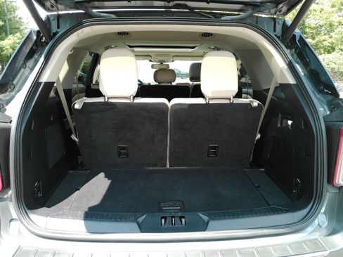 Used 2021 Ford Explorer Limited w/ Equipment Group 301A AWD/4WD image 8
