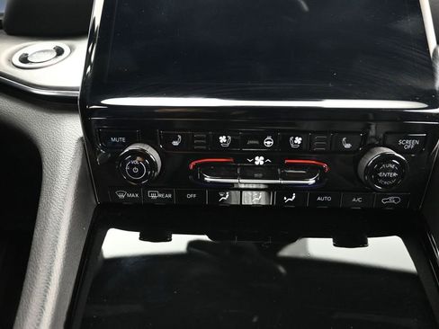 Used 2023 Jeep Grand Cherokee Overland w/ Luxury Tech Group IV RWD image 15