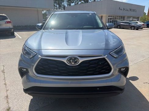 Used 2022 Toyota Highlander LE image 3