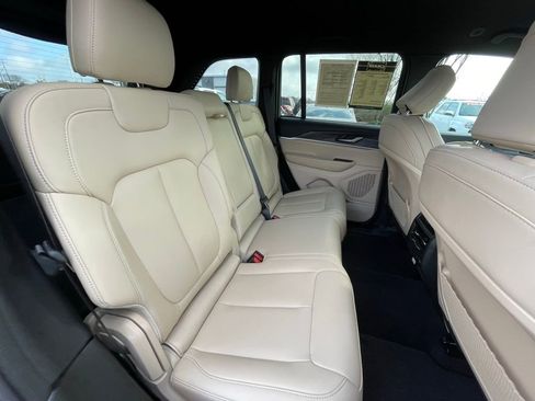 Used 2024 Jeep Grand Cherokee Limited image 28