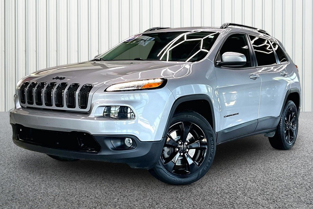 Used 2018 Jeep Cherokee Latitude w/ Altitude Package AWD/4WD image 3
